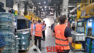 大連、巴西、臺(tái)灣客戶參觀安捷倫橡膠減震自動(dòng)噴膠機(jī)